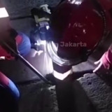 Serba Bisa, Petugas Damkar Bantu Selamatkan Paspor Warga yang Terjatuh ke Gorong-gorong di Jaktim