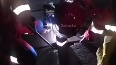 Proses Evakuasi Paspor oleh Damkar