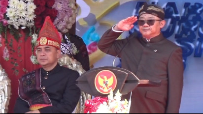 Peringati Hari Guru di Surabaya, Mendikdasmen Janji Lindungi Profesi Guru dari Kriminalisasi