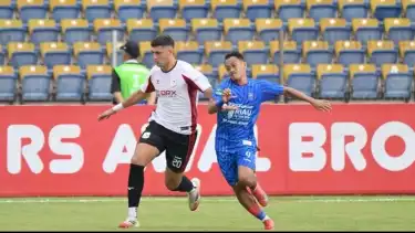 Pemain PSPS Pekanbaru dan Garudayaksa berduel dalam pertandingan di Stadion Kaharuddin Nasution, Rumbai, Pekanbaru.