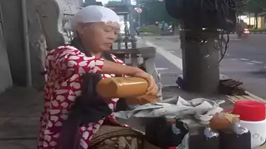 Ilustrasi - Seorang penjual jamu gendong sedang menuangkan ramuan untuk pelanggan di kawasan Pulo Gadung, Jakarta Timur.