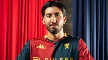 Mikael Egill Ellertsson, gelandang Genoa yang dikaitkan dengan Timnas Indonesia usai pasang bendera Indonesia