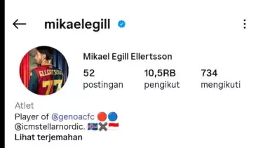 Mikael Egill Ellertsson pasang bendera Indonesia