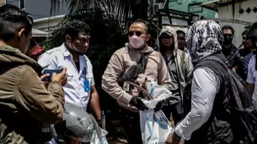 BNN menggelar operasi penggerebekan di kawasan Kampung Berlan, Jalan Kesatrian, Matraman, Jakarta Timur, Selasa (25/11/2025).