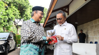 Berita Foto: Jimly Asshiddiqie Serahkan Buku "Menuju Perubahan Kelima UUD NRI Tahun 1945" untuk Menko Zulhas