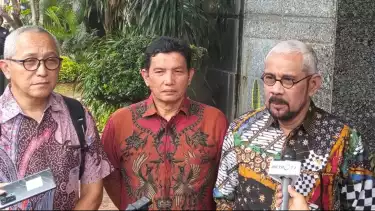 Nicholay Aprilindo, kuasa hukum keluarga Arya Daru (kanan)