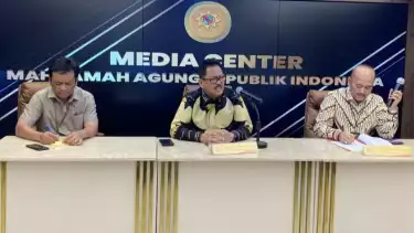 Juru Bicara Mahkamah Agung Yanto (tengah) menyampaikan keterangan saat konferensi pers di Media Center MA, Jakarta, Rabu (26/11/2025).
