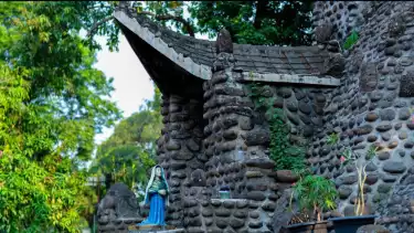 Bangunan di komplek Puhsarang memadukan unsur budaya Jawa pada arsitektur maupun ritual.