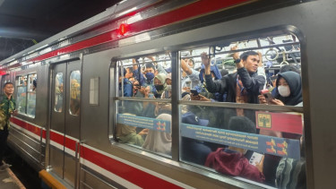 Selalu Duduk di Kursi Prioritas KRL, Seorang Ibu-ibu Diduga Pakai PIN Ibu Hamil Tak Resmi dari KAI Commuter Heboh