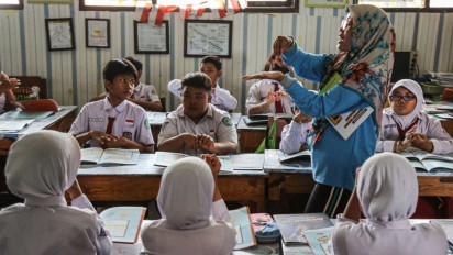 Naskah Khutbah Jumat 28 November 2025: Para Siswa Menghidupkan Hari Guru, Bukti Pentingnya Menuntut Ilmu