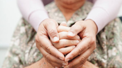 Kisah Haru Seorang Driver Ojol yang Rela Kerja Keras Demi Kesehatan Ibunya, Netizen Ikut Terharu