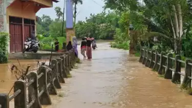 Hujan intensitas tinggi mengakibatkan banjir luapan di Aceh Besar, Rabu (26/11/2025).