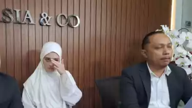 Inara Rusli didampingi tim kuasa hukum saat konferensi pers terkait kasus dugaan skandal dengan Insanul Fahmi