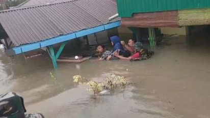 Tembus Arus Deras, Marinir Selamatkan Lansia dan Balita Korban Banjir di Sumut