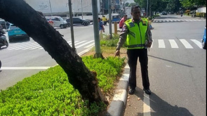 Mobil Tabrak Pohon Hingga Terbalik di Kemayoran, Diduga akibat Hindari Pejalan Kaki Menyebrang