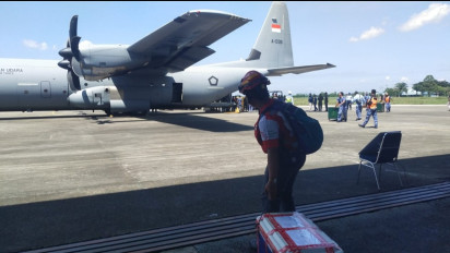 Polri Kerahkan Pesawat CN dan Fokker untuk Distribusi Logistik ke Aceh, Sumut, dan Sumbar