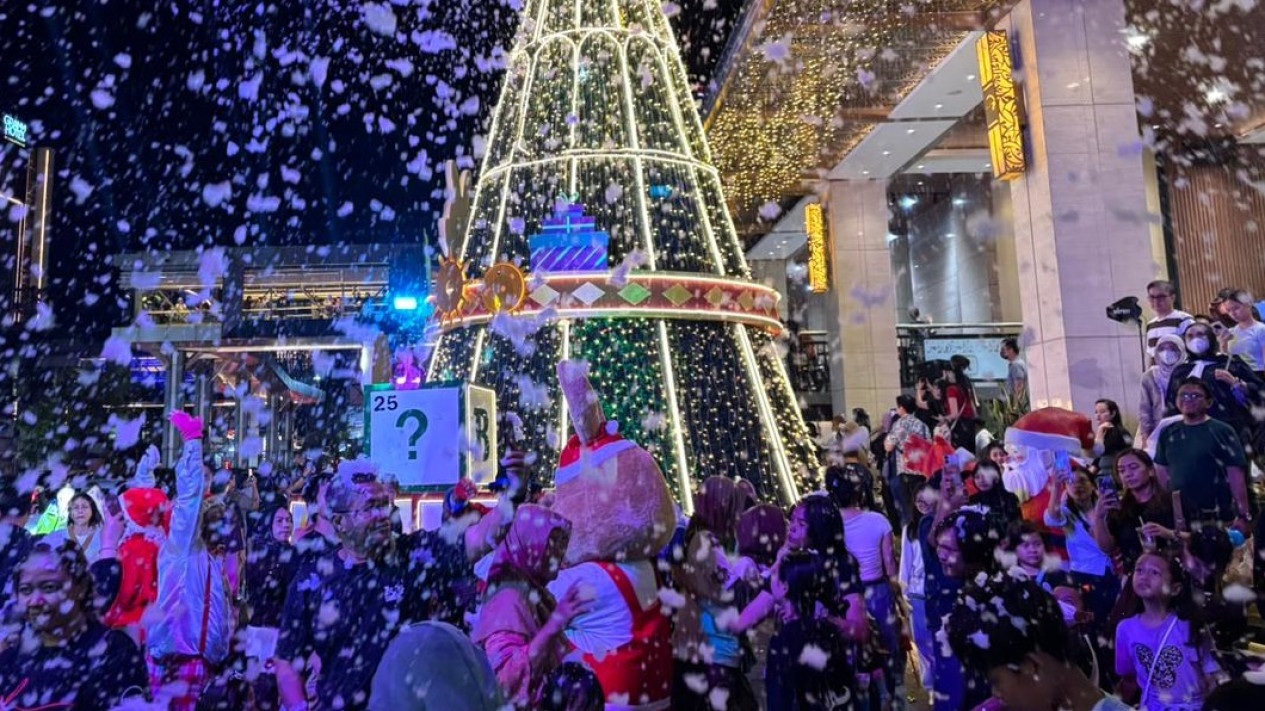 Sambut Natal, Yogyakarta Diguyur “Hujan Salju”
            - galeri foto