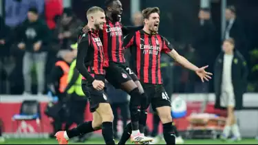 Para Pemain AC Milan, Strahinja Pavlovic, Fikayo Tomori dan Matteo Gabbia usai Menghadapi Lazio