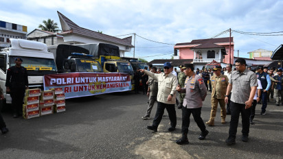 Kapolri Dampingi Presiden Cek Lokasi Pengungsian Korban Banjir di Tapanuli Tengah
