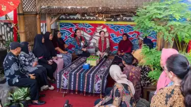 Ketua DPR RI Puan Maharani saat mengunjungi Desa Wisata Kampoeng Djadhoel, Semarang, Jawa Tengah