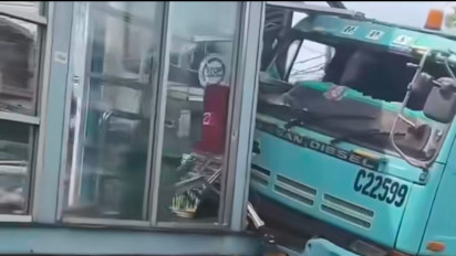 Oleng, Truk Tabrak Halte Transjakarta di Tanjung Priok