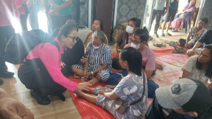 Ketum Bhayangkari Beri Bantuan hingga Hibur Anak-anak Korban Bencana di Tapanuli Tengah