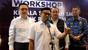 Menteri Koordinator Pemberdayaan Masyarakat Muhaimin Iskandar atau Cak Imin di Bandung, Jawa Barat, Senin (1/12/2025).