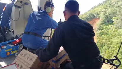 Wilayah Bencana Banjir-Tanah Longsor di Sumut Masih Terisolasi, Polri Kirimkan Bantuan Lewat Metode Airdrop