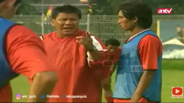 Benny Dollo saat melatih Timnas Indonesia U-23 di SEA Games 2001