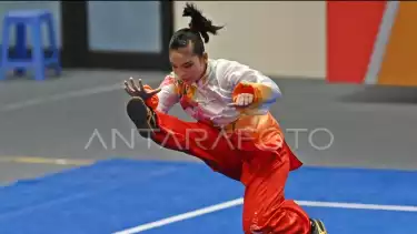 Pewushu Indonesia Alisya Mellynar beraksi dalam final nomor taolu taiji quan putri wushu SEA Games 2021 Vietnam