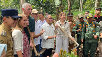 Menko Zulhas Bagikan 3.000 Bibit Kopi dan Kakao kepada Petani Hutan di Lampung Selatan