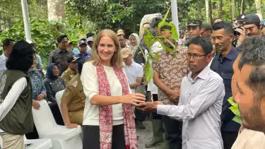 Perwakilan duta besar menyerahkan bibit pohin kepada kelompok petani hutan di Desa Way Kalam, Lampung Selatan, Selasa (2/12/2025)