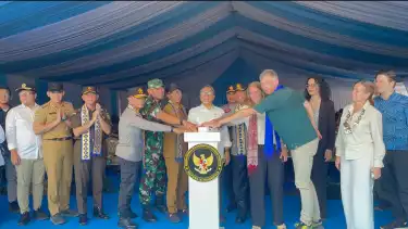 Menteri Koordinator (Menko) Pangan Zulkifli Hasan bersama sejumlah duta besar lakukan penanaman jagung di Desa Ruguk, Kecamatan Penengahan, Kabupaten Lampung Selatan, pada Selasa (2/12/2025).