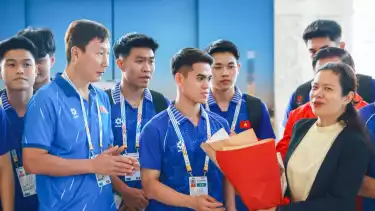 Timnas Vietnam U-22 dan pelatih Kim Sang Sik saat tiba di Thailand untuk SEA Games 2025