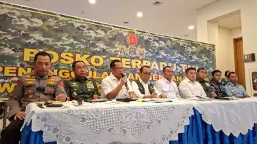Kapolri Jenderal Listyo Sigit Prabowo (kiri) saat jumpa pers di Lanud Halim Perdanakusuma, Rabu (3/12/2025).