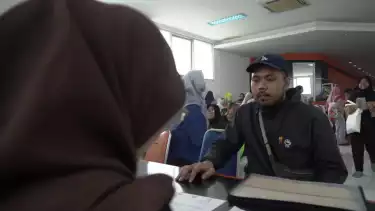 Dok. warga datang bergantian membawa map kecil berisi KTP dan kartu keluarga.