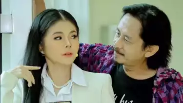Potret kemesraan alm Epy Kusnandar alias Kang Mus Preman Pensiun dengan istrinya Karina Ranau