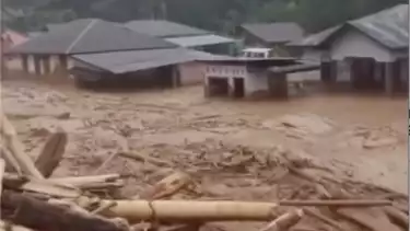 Kayu gelondongan hanyut saat banjir bandang melanda sejumlah wilayah di Aceh, Sumatera Utara, dan Sumatera Barat pada akhir November 2025.