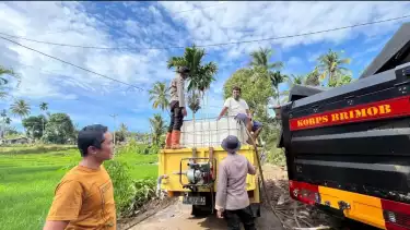 Satbrimob Polda Sumbar, Polri tidak hanya berjibaku dalam operasi SAR, tetapi juga memastikan kebutuhan dasar warga terdampak tetap terpenuhi