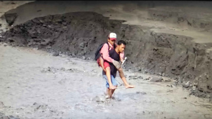 Siswa dan Warga Dusun Terisolir, Nekat Terobos Aliran Lahar Semeru