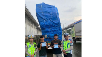 Muatan Menjulang Tinggi, Dua Pikap Dihentikan dan Ditilang Polisi di Tol Japek