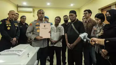 Pihak kepolisian menyerahkan jenazah mendiang Alvaro Kiano Nugroho kepada keluarga, Kamis (4/12/2025).