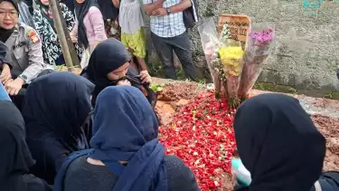 Jenazah Alvaro Kiano Nugroho (6) dimakamkan di Tanah Wakaf Masjid Al-Muflihun, Bintaro, Pesanggrahan, Jakarta Selatan, Kamis (4/12/2025) sore.