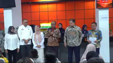 Menteri Koordinator Bidang Perekonomian Airlangga Hartarto meninjau langsung proses penyaluran BLTS Kesra.