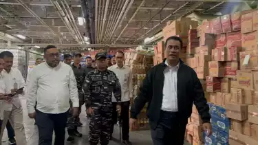 Mentan Amran Kirimkan Bantuan Bencana Sumatra dengan KRI Banda Aceh.