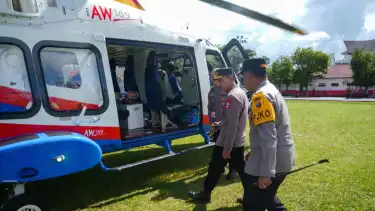 Kapolri Jenderal Listyo Sigit melakukan patroli udara dengan helikopter untuk memantau situasi bencana.