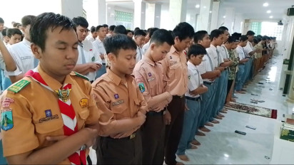 Ratusan Siswa MAN Surabaya Gelar Shalat Gaib Dan Doa Bersama untuk Korban Bencana Sumatera-Aceh
