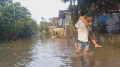 Intensitas Hujan Tinggi, Ratusan Rumah Warga di Jombang Terendam Banjir