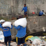 Diterjang Banjir Rob, Tanggul Bocor di Muara Baru Jakut Ditambal 300 Karung Pasir