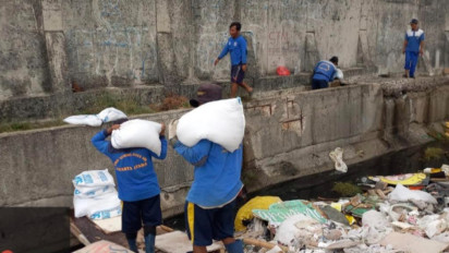 Diterjang Banjir Rob, Tanggul Bocor di Muara Baru Jakut Ditambal 300 Karung Pasir